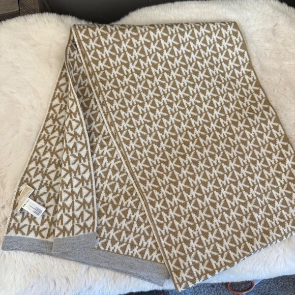 Set of 2X Michael Kors Reversible MK Logo Scarfs In Brown & Beige - Picture 5 of 5